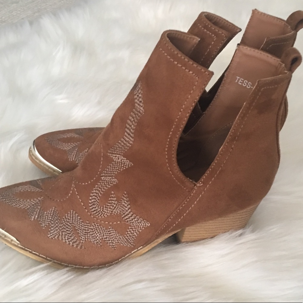 MI.IM Embroidered Gold Toe Bootie - Picture 4 of 8